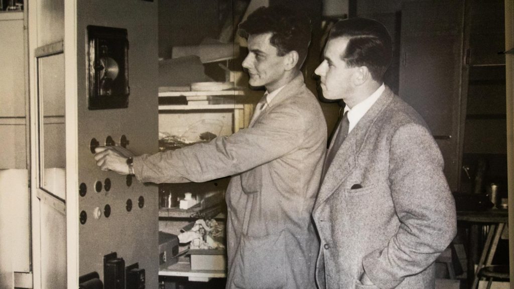 Miehet radiolaitteiden ääressä.