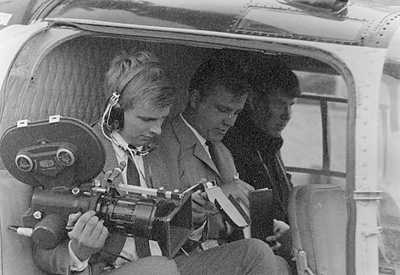 Television uutisryhmä helikopterissa 1960-luvulla.