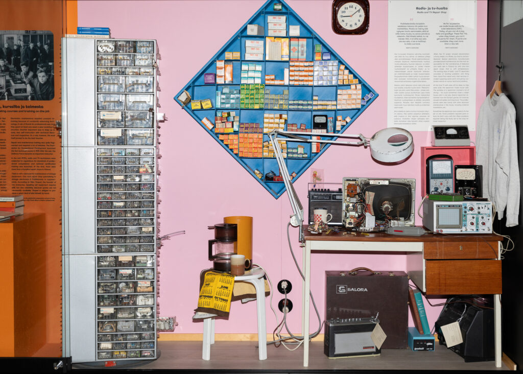 A view of the Retro or Scrap exhibition showcase, which showcases radio and television repair tools.
