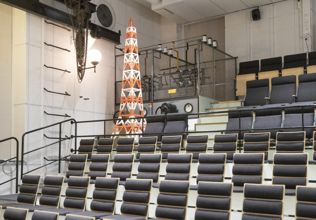 Yleiskuva uudistetusta auditoriosta. Yleisön istuinten pehmusteet ja verhoilu uusittiin. Tilassa on myös suurradioaseman aikaisia rakenteita.