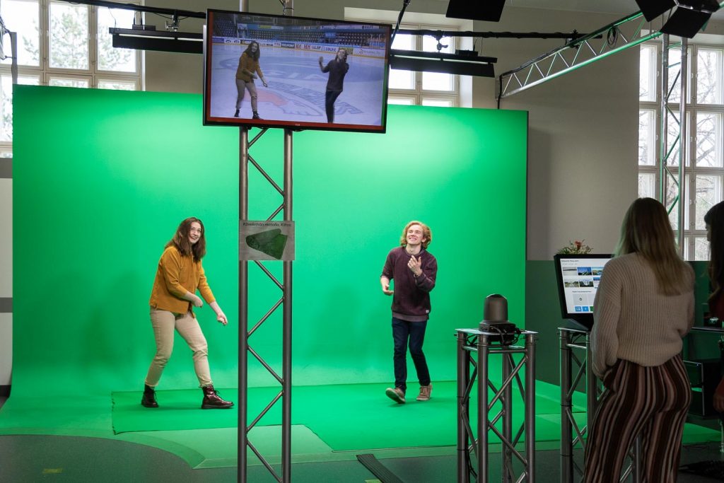 Nuoret pitävät hauskaa green screen studiossa.