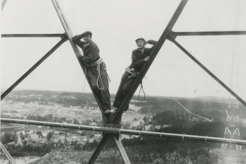 Pelottomia työmiehiä asentamassa radiomastovaloja vuonna 1954.